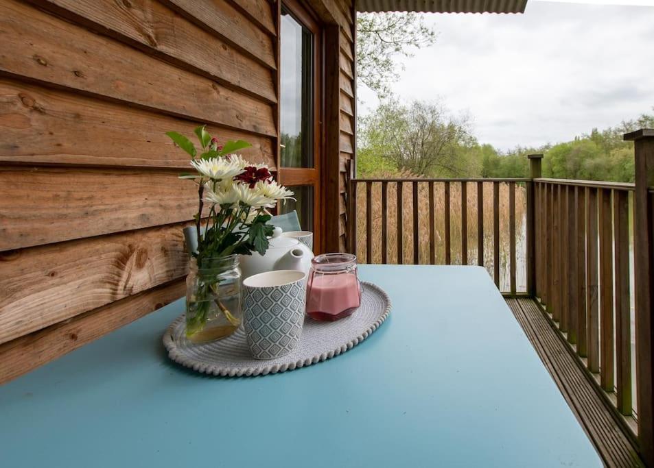 Lakeside Cabin On Stilts- 'Kingfisher' Rous Lench Eksteriør bilde