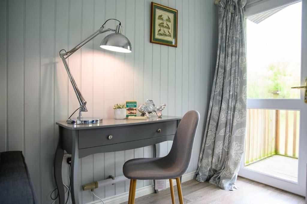 Lakeside Cabin On Stilts- 'Kingfisher' Rous Lench Eksteriør bilde